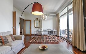 Lovelystay - Spacious 3Br Flat With Ac And Balcony